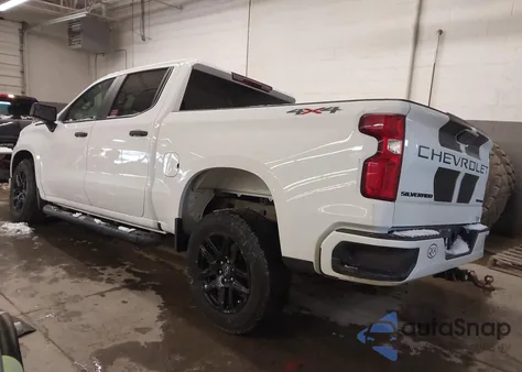 2021 Chevrolet Silverado 1500 4Wd Short Bed Custom z USA, uszkodzony, nr VIN 1GCPYBEK3MZ293150